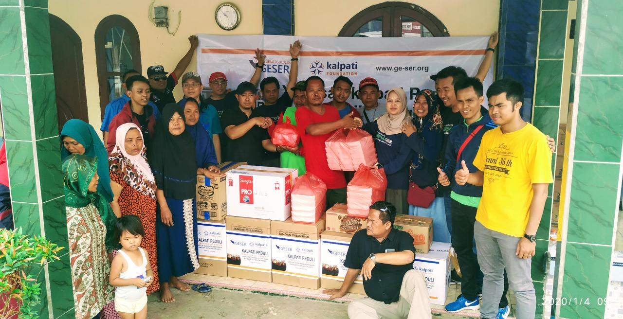 SPSI Gajah Tunggal bersama Yayasan Kalpati saat memberikan bantuan logistik kepada Korban Banjir Tangerang.