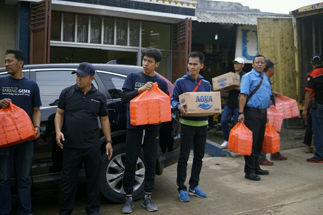 SPSI Gajah Tunggal bersama Yayasan Kalpati saat memberikan bantuan logistik kepada Korban Banjir Tangerang.