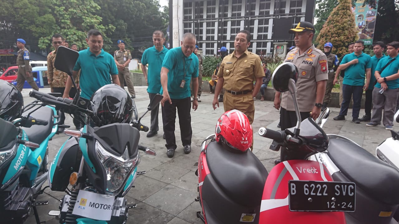 Peresmian stasiun pengisian kendaraan listrik umum (SPKLU) PLN di Lapangan TangCity Mal Superblock, Cikokol, Kota Tangerang.