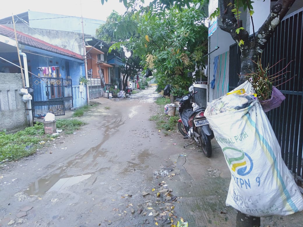 Tampak sampah menumpuk di kediaman warga perumahan Sodong Village, Desa Sodong, Kecamatan Tigaraksa.