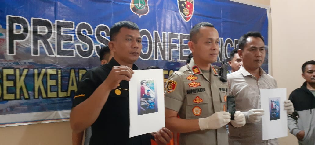 Kapolsek Kelapa Dua AKP Supriyanto saat menginterogasi tersangka Muhamad Riyanto, 23 dan Muhamad Abdul Badri, 21, mereka para pelaku jambret ponsel atau handphone.