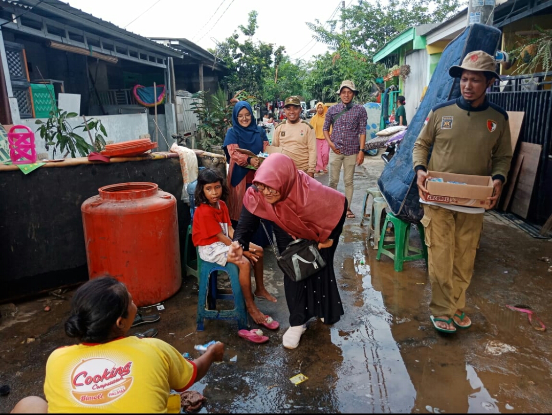 Anggota Fraksi PKS DPRD Kota Tangerang Selatan, Paramitha Messayu bersama rombongannya saat meninjau lokasi bencana banjir di Kelurahan Kranggan.