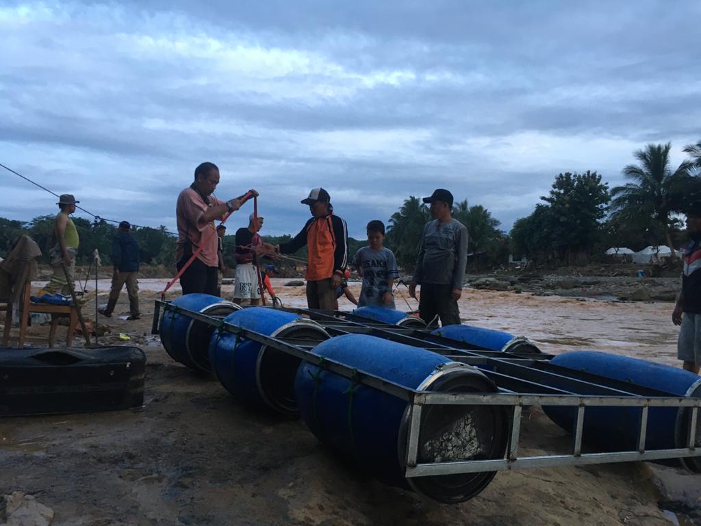 Tim Satpol PP Tangsel saat membuat perahu dengan bahan baku dari drum dan pipa sebagai pengganti perahu karet di lokasi bencana banjir di Kecamatan Sajira, Kabupaten Lebak.