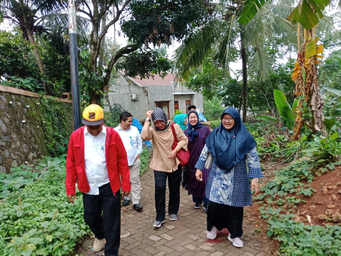 Anggota Fraksi PKS DPRD Kota Tangerang Selatan, Paramitha Messayu bersama rombongannya saat meninjau lokasi bencana banjir di Kelurahan Kranggan.