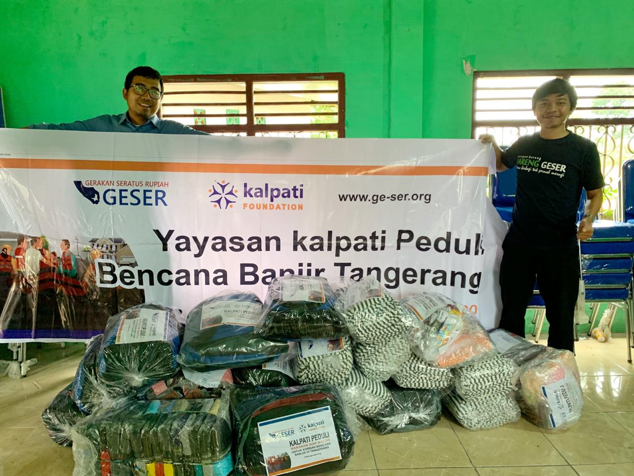 Pengurus Kalpita Ery Yudha, saat meneyerahkan bantuan logistik untuk para korban banjir ke pihak Desa Cikasungka.