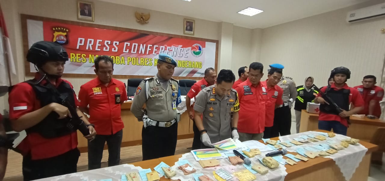 Kapolresta Tangerang, Kombes Pol Ade Ary Syam Indradi bersama anggotanya saat menunjukan barang bukti narkoba yang berhasil diamankan dari para tersangka.