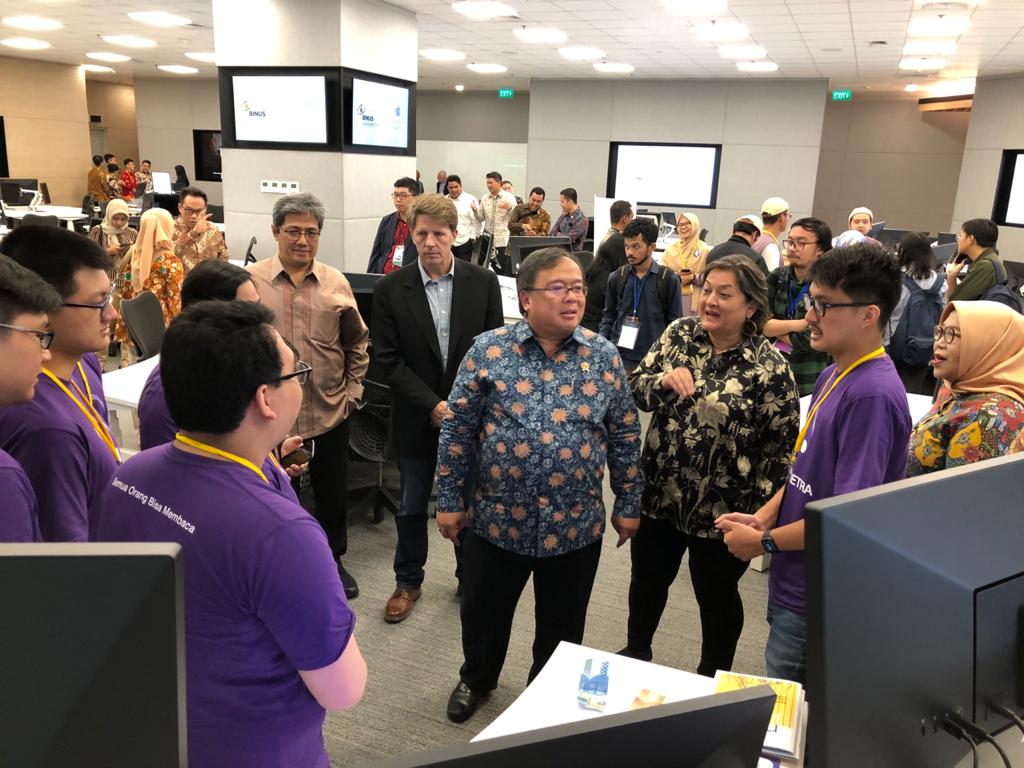 Menteri Riset, Teknologi dan Kepala Badan Riset Inovasi Nasional Bambang Permadi Soemantri Brodjonegoro saat melihat-lihat karya teknologi di Apple Developer Academy di BSD City.