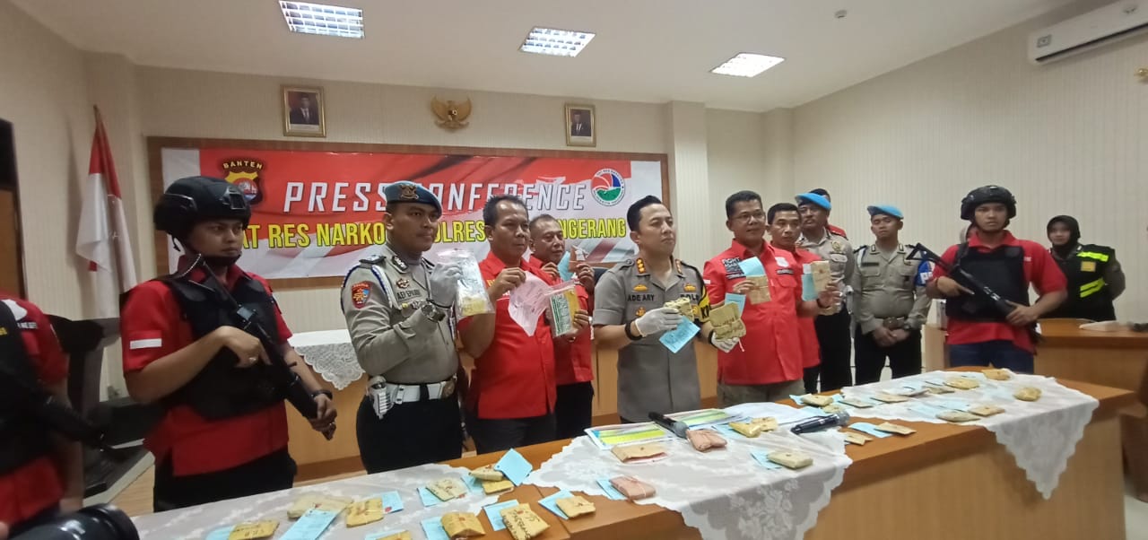 Kapolresta Tangerang, Kombes Pol Ade Ary Syam Indradi bersama anggotanya saat menunjukan barang bukti narkoba yang berhasil diamankan dari para tersangka.