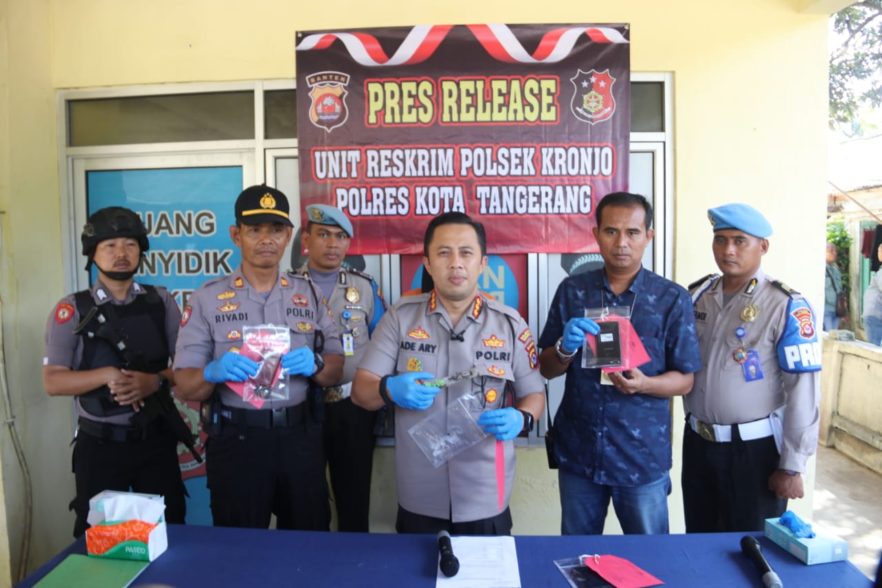 Kapolresta Tangerang Kombes Pol Ade Ary Syam Indradi bersama anggotanya saat menunjukan barang bukti senjata tajam yang berhasil diamankan dari para tersangka perampokan taksi online di Jalan Raya Kronjo-Muncung, Desa Kronjo, Kabupaten Tangerang.