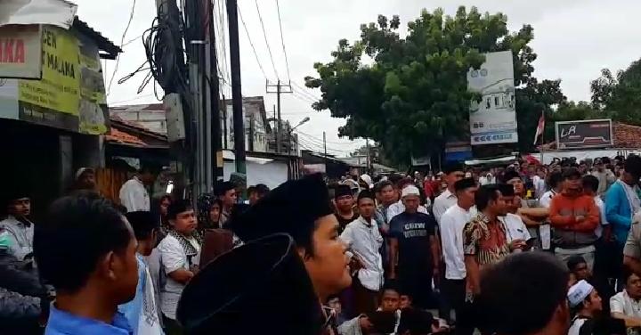 Suasana para santri pondok pesantren (ponpes) Al Hasaniyah yang berunjuk rasa dengan menutup Jalan Bojong Renged, di Desa Bojong Renged, Teluk Naga, Rabu (15/1/2020).