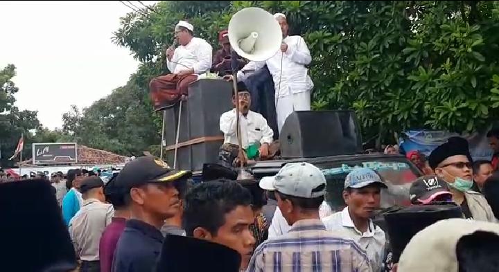 Suasana para santri pondok pesantren (ponpes) Al Hasaniyah yang berunjuk rasa dengan menutup Jalan Bojong Renged, di Desa Bojong Renged, Teluk Naga, Rabu (15/1/2020).