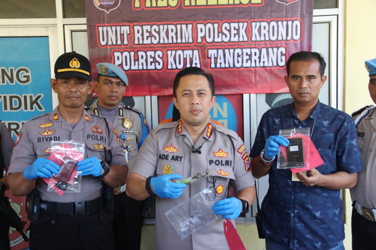 Kapolresta Tangerang Kombes Pol Ade Ary Syam Indradi bersama anggotanya saat menunjukan barang bukti senjata tajam yang berhasil diamankan dari para tersangka perampokan taksi online di Jalan Raya Kronjo-Muncung, Desa Kronjo, Kabupaten Tangerang.