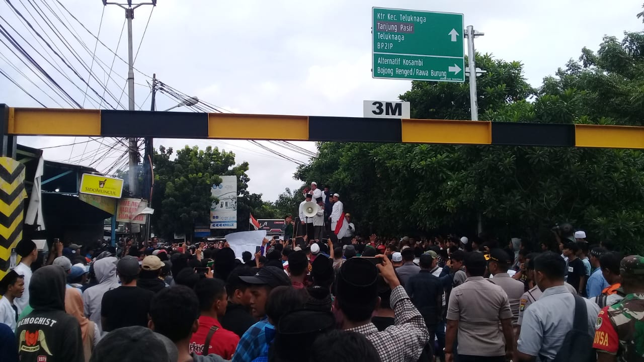 Suasana para santri pondok pesantren (ponpes) Al Hasaniyah yang berunjuk rasa dengan menutup Jalan Bojong Renged, di Desa Bojong Renged, Teluk Naga, Rabu (15/1/2020).