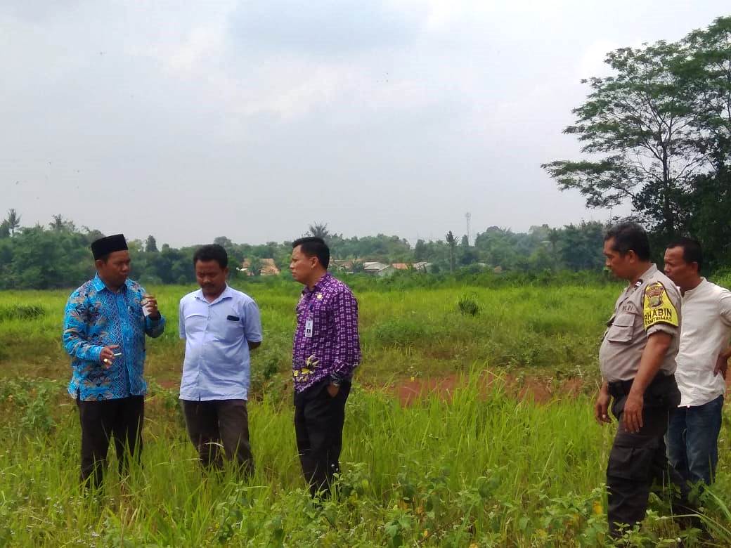 Camat Curug, Supriyadi, saat meninjau lokasi wacana pembangunan Stadion Mini Curug di Desa Cukang Galih, Curug, Kabupaten Tangerang.