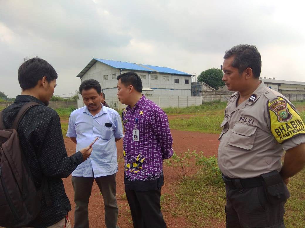 Camat Curug, Supriyadi, saat meninjau lokasi wacana pembangunan Stadion Mini Curug di Desa Cukang Galih, Curug, Kabupaten Tangerang.