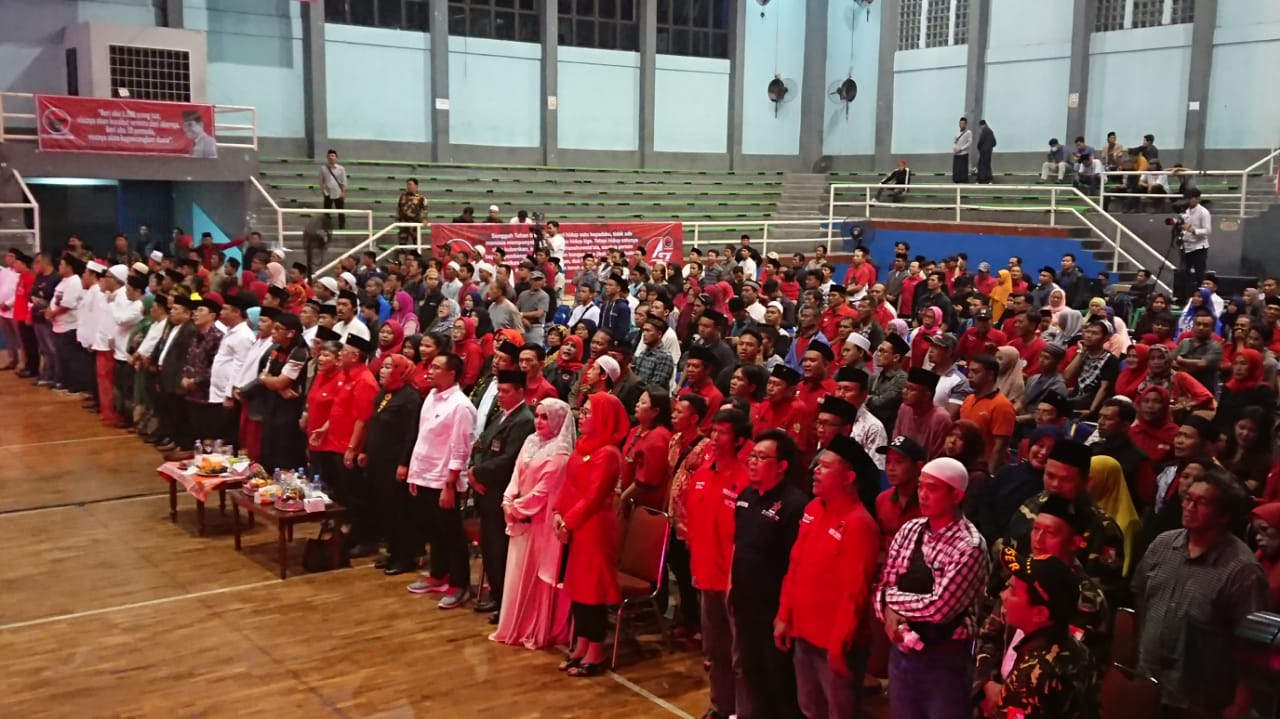 DPC PDIP Kota Tangerang menggelar pengajian akbar dalam merayakan hari ulang tahun ke-47 di GOR Damyati, Kota Tangerang.