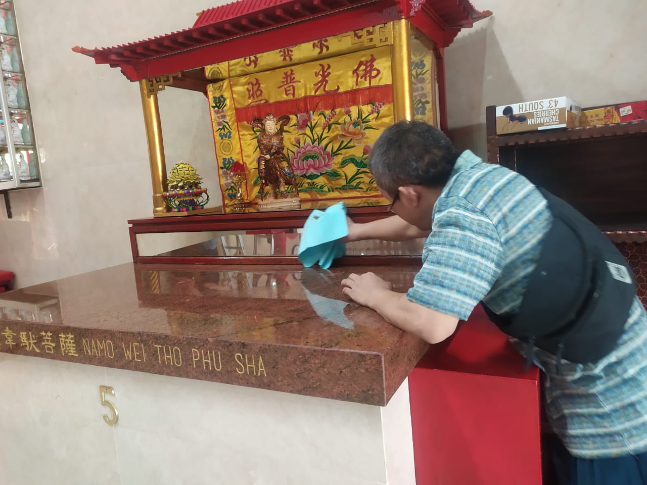 Umat tionghoa melakukan persiapan menyambut perayaan Tahun baru China atau Imlek, di Vihara Kwan In Thang, Pondok Cabe Udik, Pamulang, Tangerang Selatan.