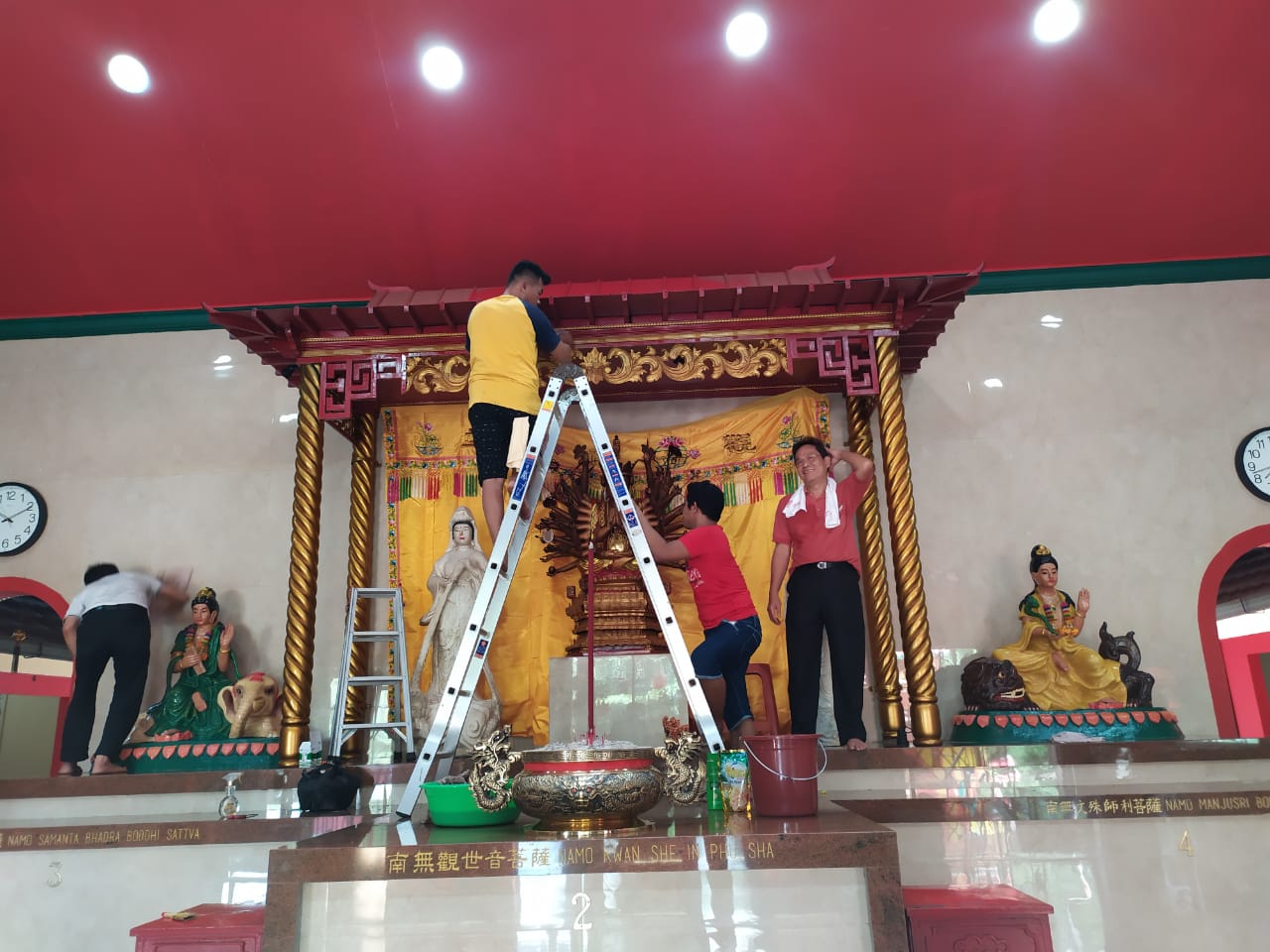 Umat tionghoa melakukan persiapan menyambut perayaan Tahun baru China atau Imlek, di Vihara Kwan In Thang, Pondok Cabe Udik, Pamulang, Tangerang Selatan.