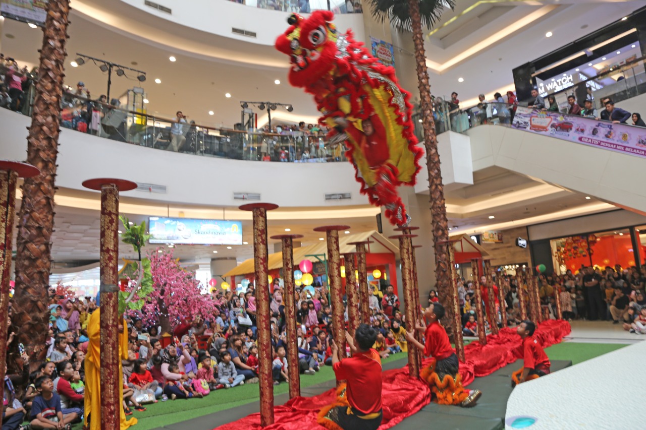 Penampilan Barongsai dalam perayaan Imlek di Tangcity Mall, Kota Tangerang.