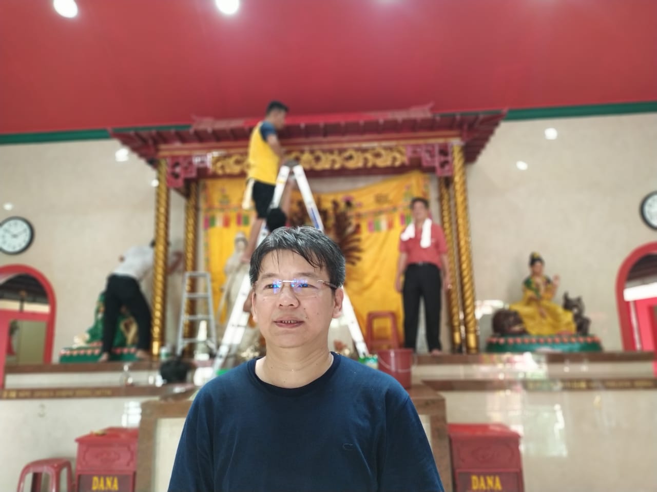 Umat tionghoa melakukan persiapan menyambut perayaan Tahun baru China atau Imlek, di Vihara Kwan In Thang, Pondok Cabe Udik, Pamulang, Tangerang Selatan.