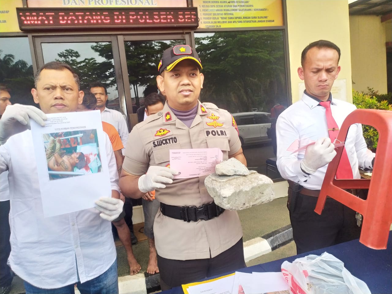 Kapolsek Serpong Kompol Stephanus Luckyto dengan anggotanya saat menunjukan barang bukti yang digunakan oleh para pelaku pengeroyokan.