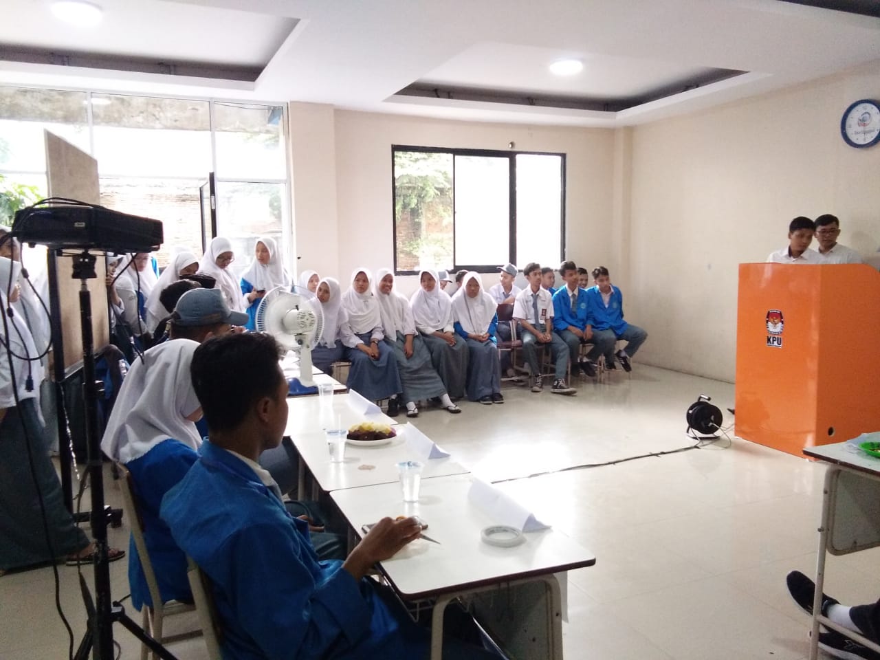 Kegiatan pemilihan Ketua Organisasi Siswa Intra Sekolah (OSIS) di SMK Bina An Ma'mur dengan cara e-voting (pemungutan suara secara online).