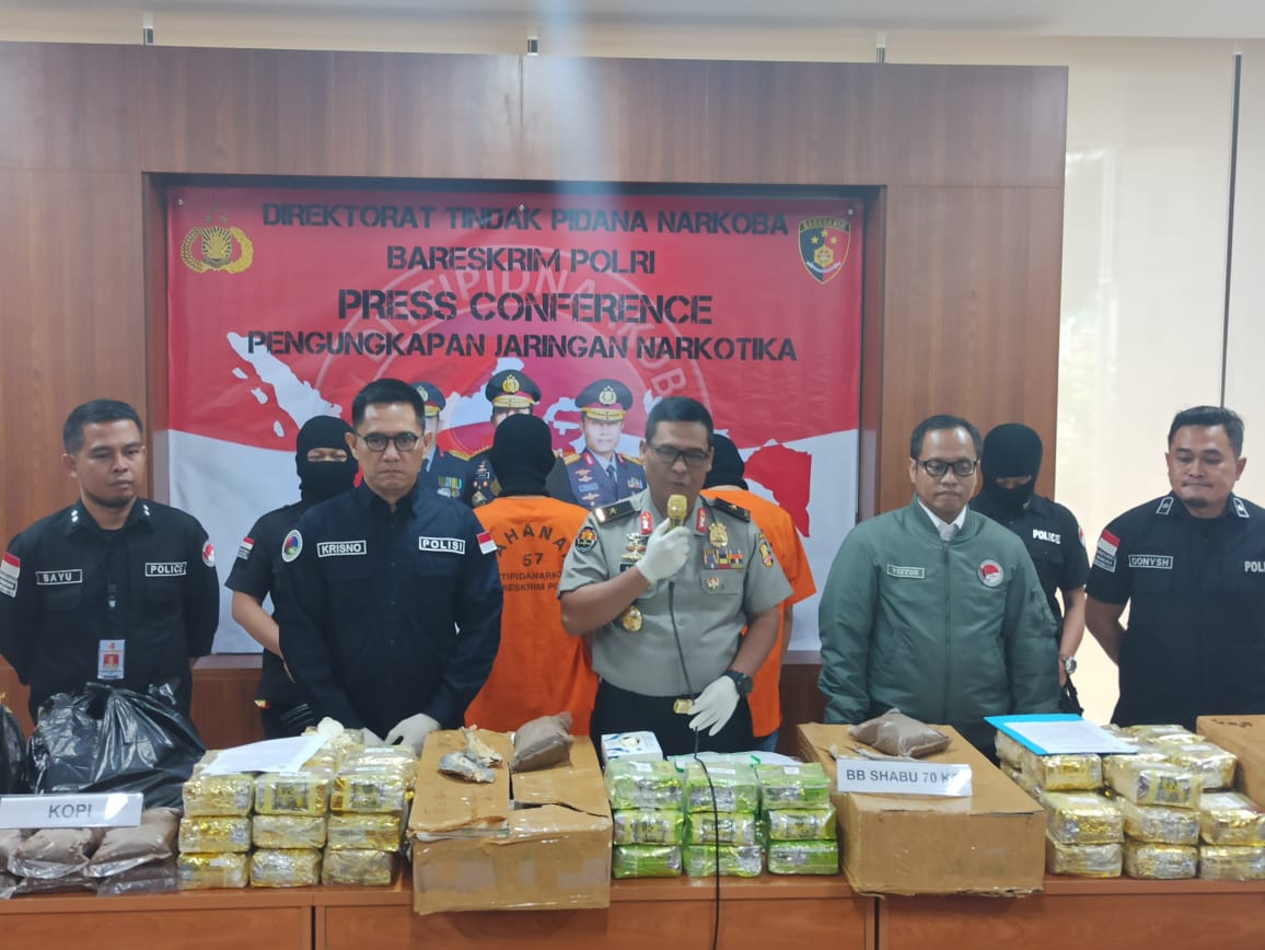Karo Penmas Divisi Humas Polri Brigjen Pol Argo Yuwono saat menyampaikan kasus penyelundupan sabu seberat 70 kilogram dari Malaysia yang dilakukan oleh dua warga Lebakwangi, Kecamatan Sepatan Timur berinisial DN alias AH dan SB alias KB.