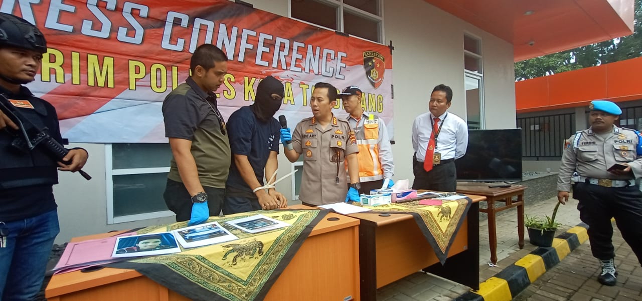 Polresta Tangerang menggelar pengungkapan kasus perampokan sopir truk di Jalan Tol Jakarta-Merak KM 35, Kecamatan Cikupa, Kabupaten Tangerang.