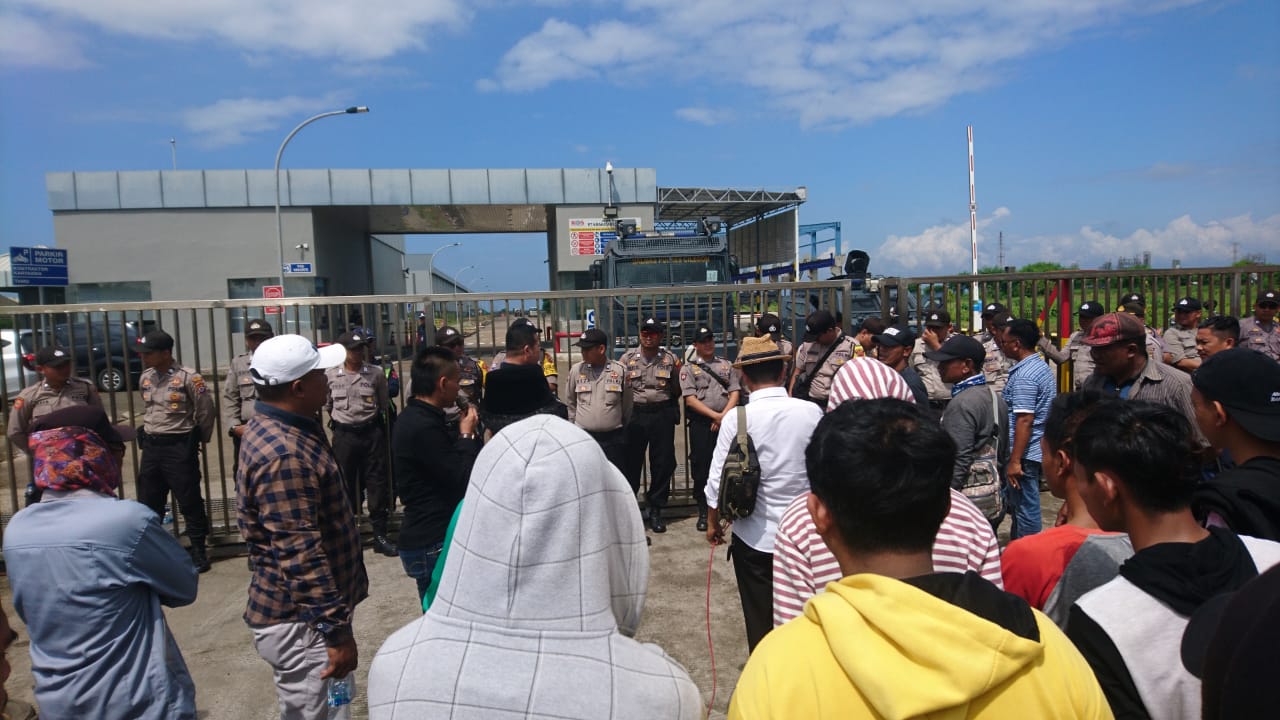 Warga dari Lingkungan Warnasari dan Rawa Arum menggelar aksi demonstrasi di PT Krakatau Osaka Steel (PT KOS).