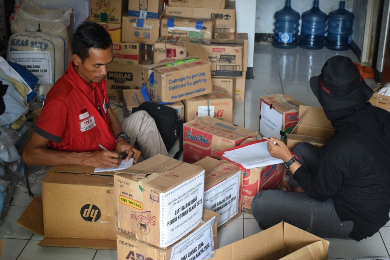 Personel Palang Merah Indonesia (PMI) saat bersiap-siap menyiapkan kegiatan penyegaran dan program magang logistik dan posko dalam tanggap darurat bencana.