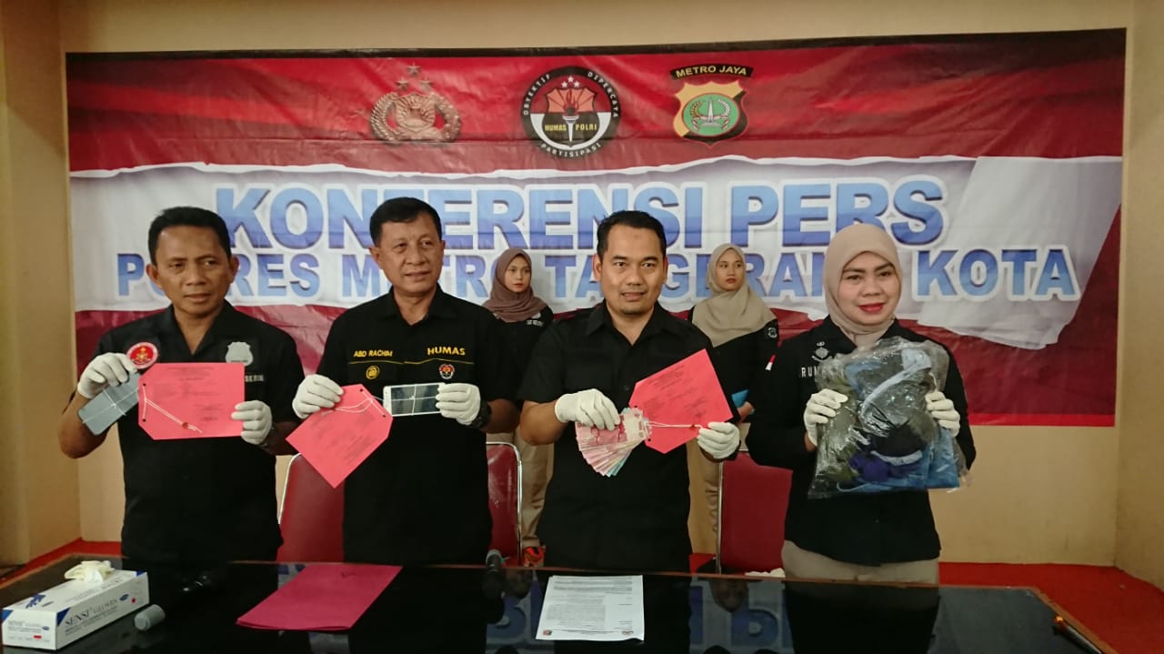 Polres Metro Tangerang Kota menggelar pengungkapan prostitusi online di Apartemen Modernland, Kota Tangerang.