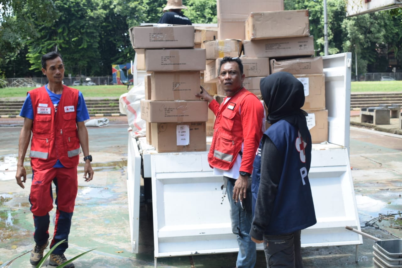 Personel Palang Merah Indonesia (PMI) saat bersiap-siap menyiapkan kegiatan penyegaran dan program magang logistik dan posko dalam tanggap darurat bencana.