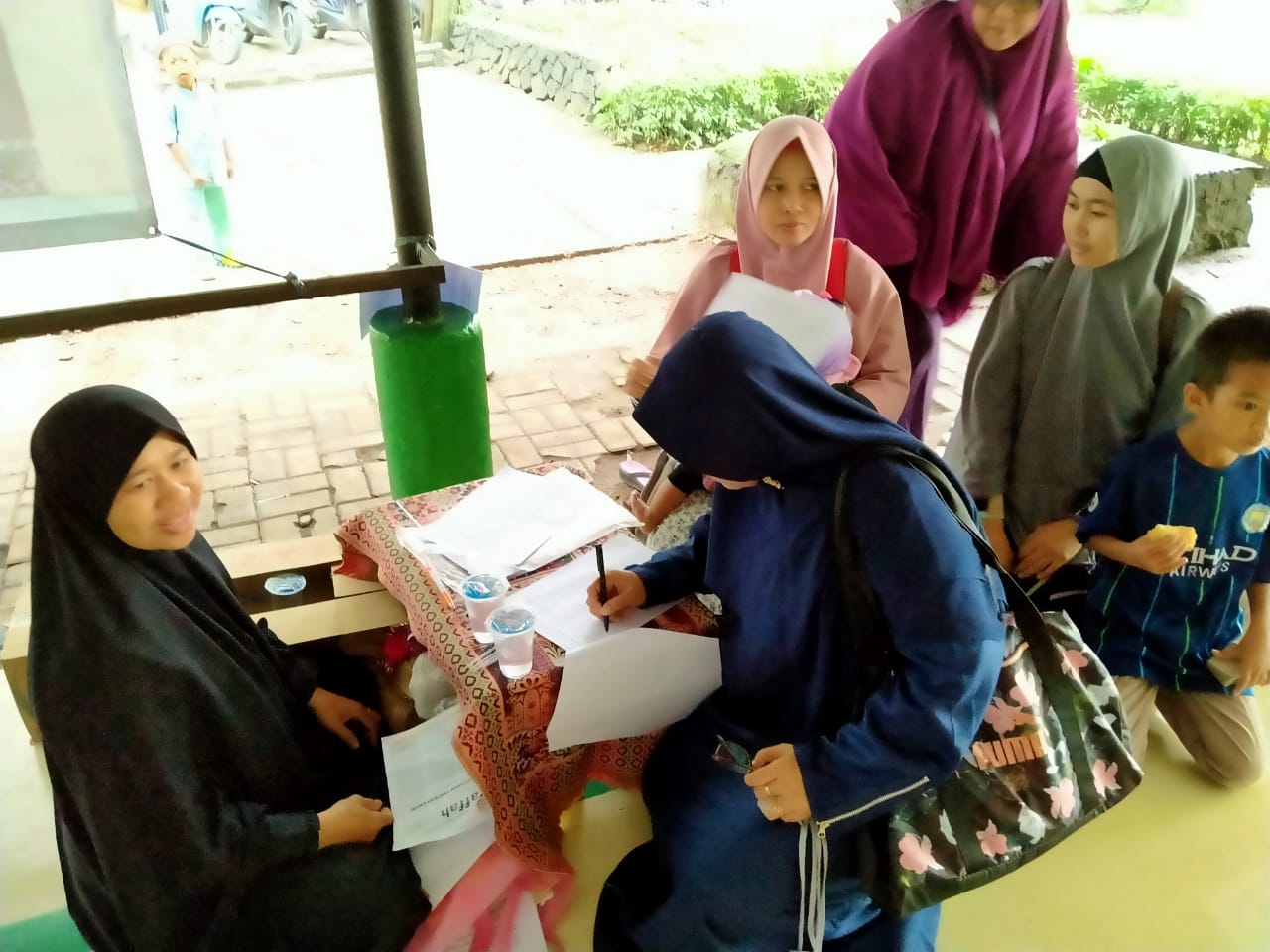 Kegiatan pengajian di masjid Al Bayan di kawasan kampus Institut Teknologi Indonesia (ITI) di Jalan Raya Puspiptek, Setu, Kota Tangerang Selatan.