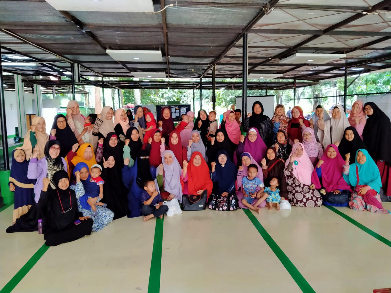 Kegiatan pengajian di masjid Al Bayan di kawasan kampus Institut Teknologi Indonesia (ITI) di Jalan Raya Puspiptek, Setu, Kota Tangerang Selatan.