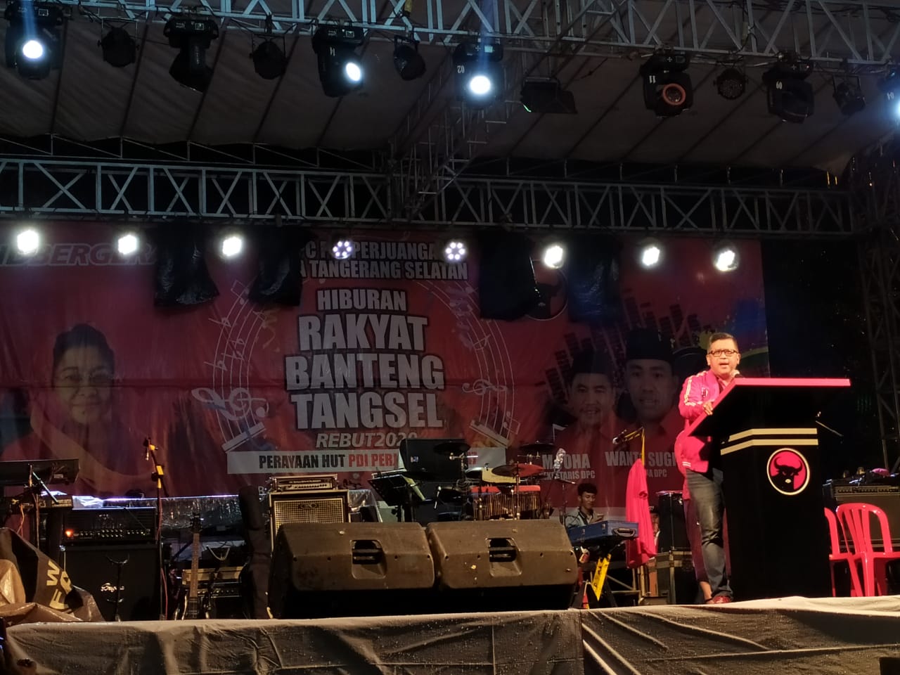 Sekretaris Jenderal PDI Perjuangan Hasto Kristiyanto saat memberikan sambutannya dalam kegiatan hari jadi PDI Perjuangan ke-47 di halaman kantor DPC PDI Perjuangan, di Jalan Pahlawan Seribu, Serpong, Tangsel, Minggu (26/1/2020).