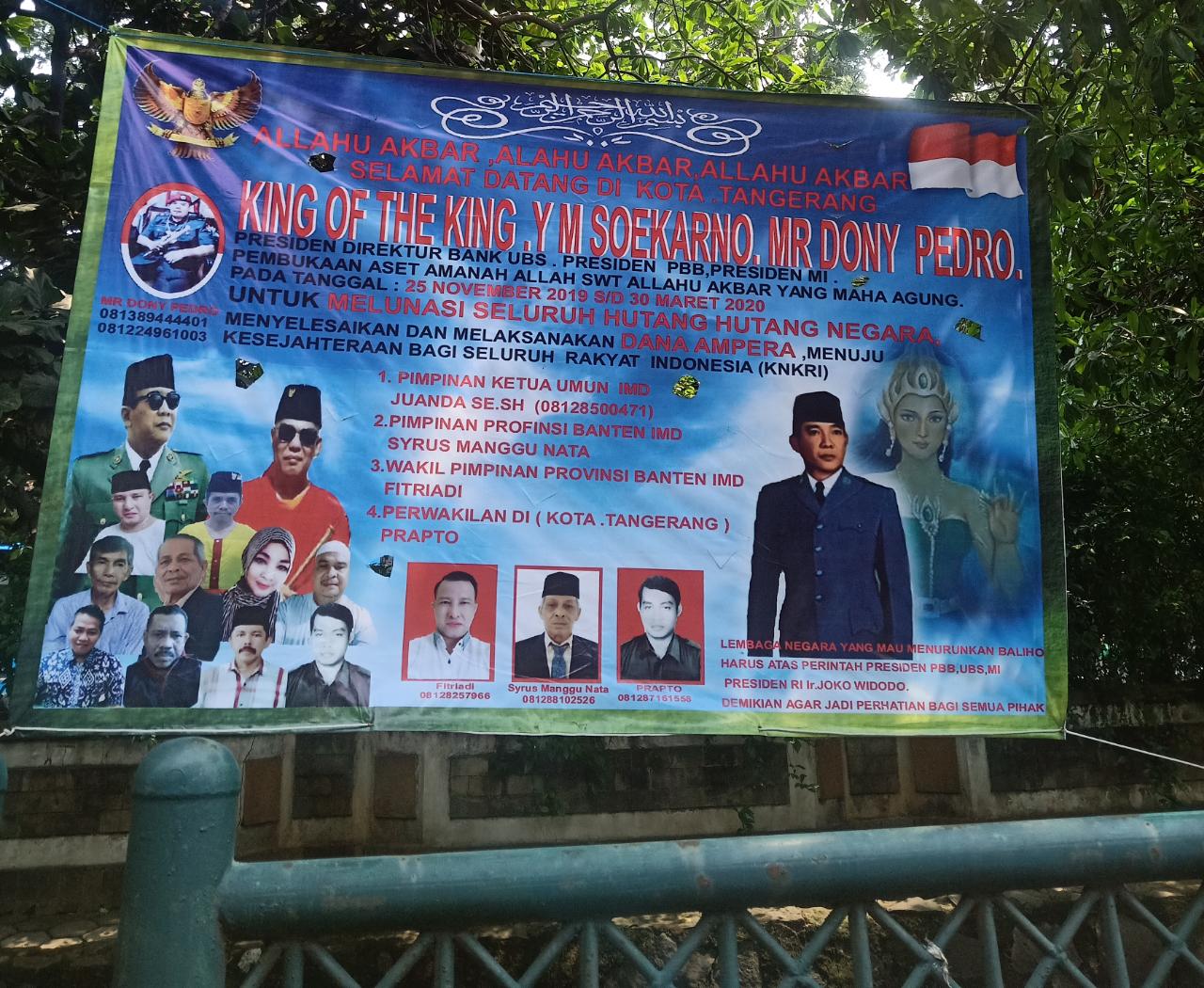 Sebuah spanduk yang mengatasnamakan ‘King Of The King. YM Soekarno. MR Dony Pedro terpasang di Jalan Benteng Betawi, Cipondoh, Kota Tangerang.