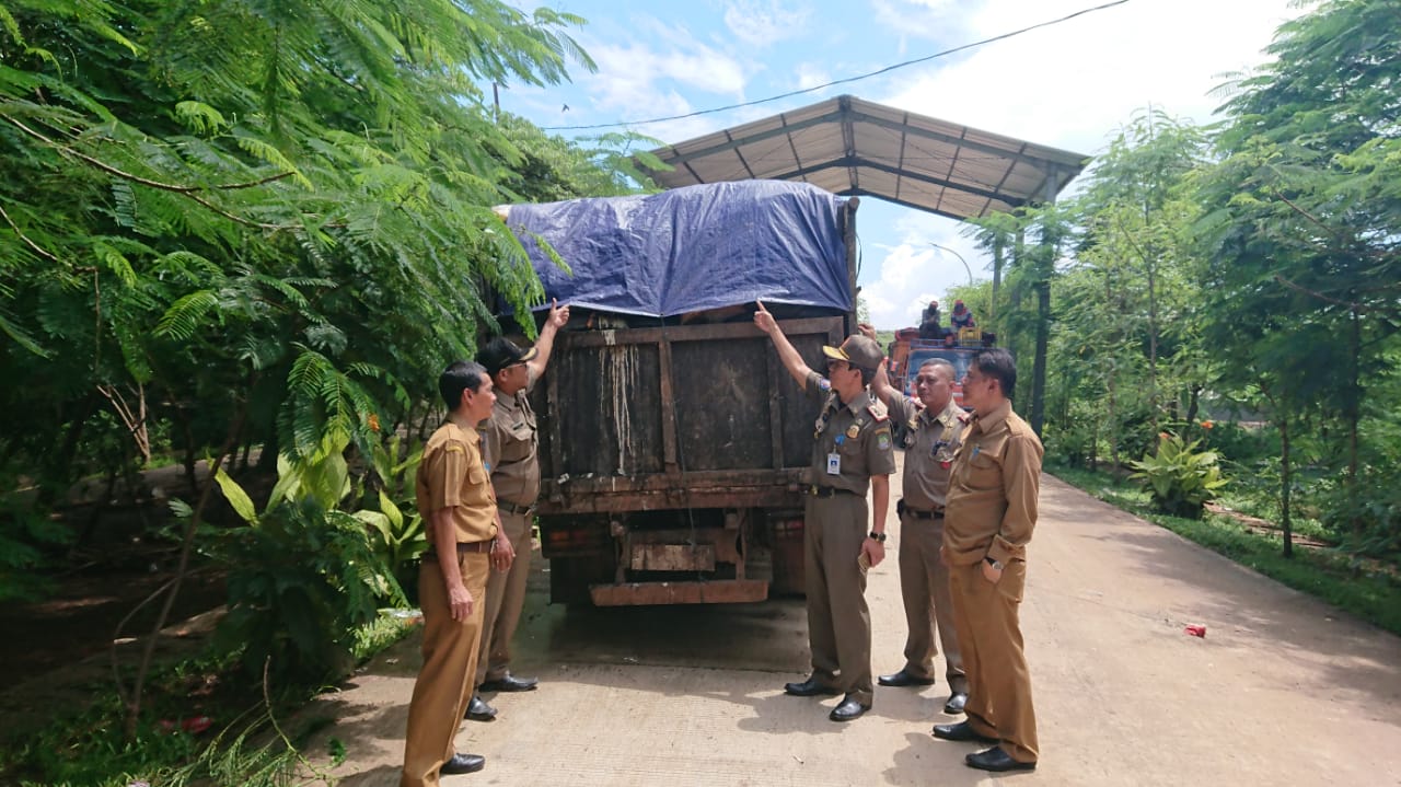 Tampak petugas menunjuk truk sampah dari luar daerah yang masuk ke Kota Tangerang.