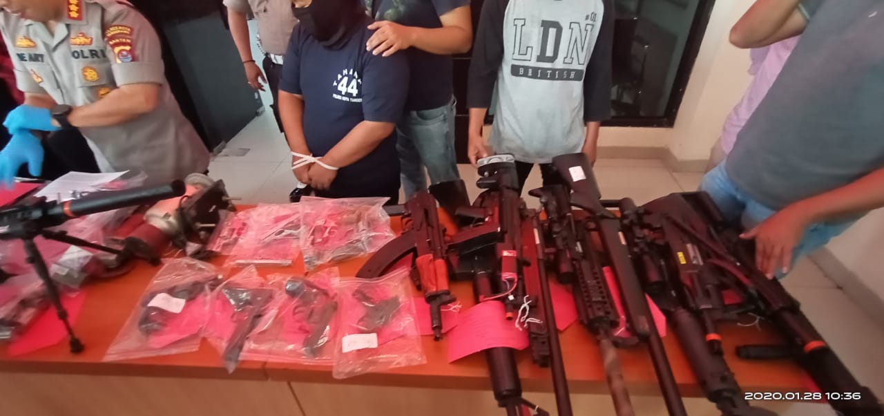 Kapolresta Tangerang Kombes Pol Ade Ary Syam, bersama anggotanya saat menunjukan barang bukti airsof gun senjata api (Senpi) rakitan ilegal.
