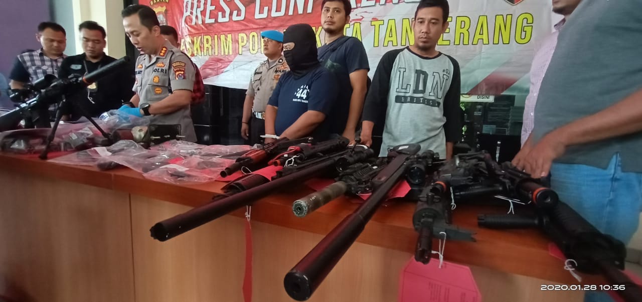 Kapolresta Tangerang Kombes Pol Ade Ary Syam, bersama anggotanya saat menunjukan barang bukti airsof gun senjata api (Senpi) rakitan ilegal.