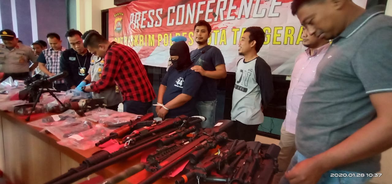 Kapolresta Tangerang Kombes Pol Ade Ary Syam, bersama anggotanya saat menunjukan barang bukti airsof gun senjata api (Senpi) rakitan ilegal.