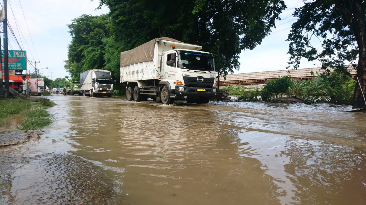 Jalan Ciwandan, Kota Cilegon tergenang air.