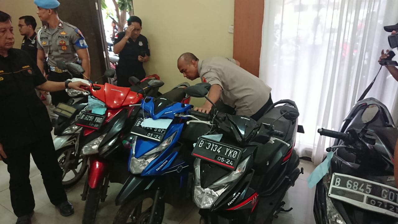 Beberapa Anggota Kapolres Metro Tangerang memegang barang bukti curanmor.