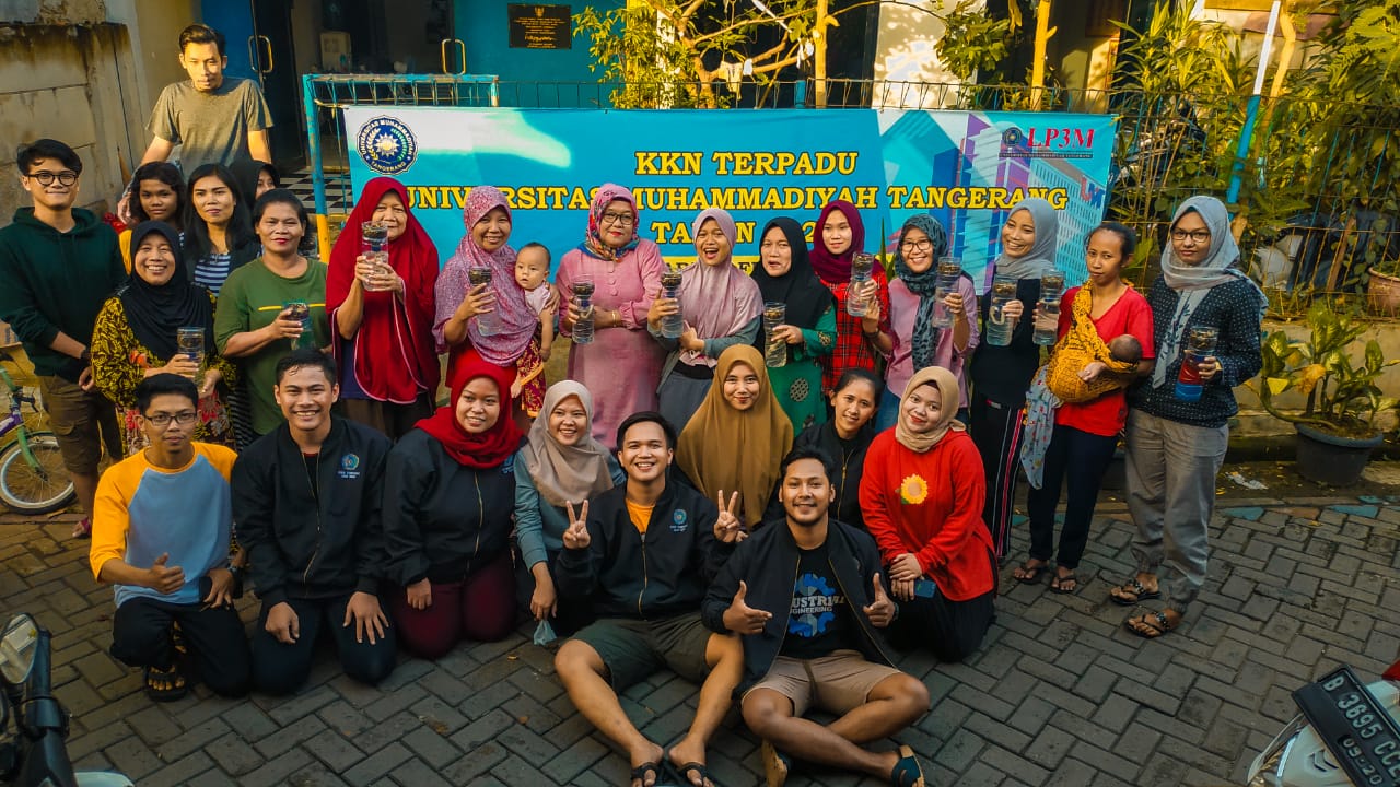 Mahasiswa KKN UMT mengajari ibu-ibu cara menanam sayuran dengan teknik hidroponik di Posyandu Tunas Harapan, Desa Uwung Jaya, Kecamatan Cibodas, Kota Tangerang, Minggu (2/2/2019).