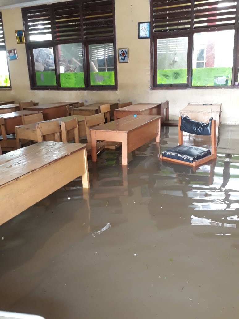	Tampak ruang kelas SMPN 3 Pasar Kemis terendam banjir, Senin (3/2/2020). Foto: Istimewa.