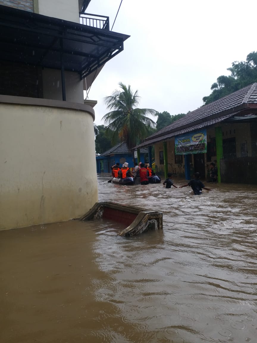 	Petugas mengevakuasi warga korban banjir di RW 31, Kelurahan Bencongan, Kabupaten Tangerang, Senin (3/2/2020).