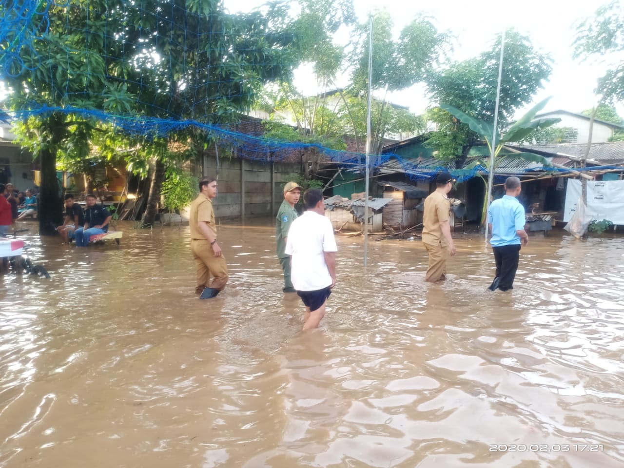 Banjir di pemukiman warga Desa Kadu, Kecamatan Curug, Senin (3/2/2020).