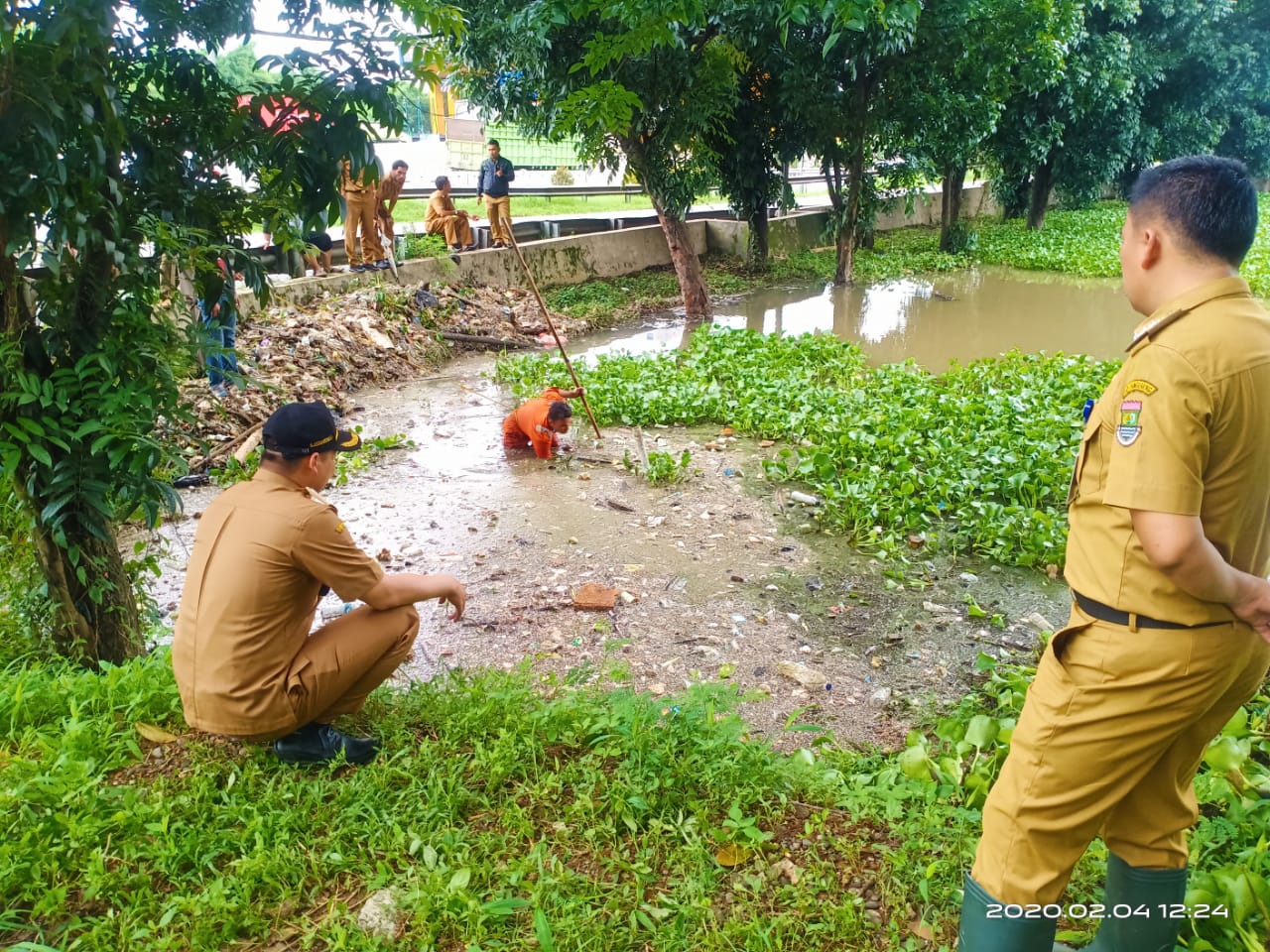 Camat Curug Supriyadi didampingi Kepala Desa Kadu M. Asdiansyah saat meninjau lokasi penampungan air di pinggir tol Tangerang, area gerbang tol Bitung, Selasa (4/2/2020).