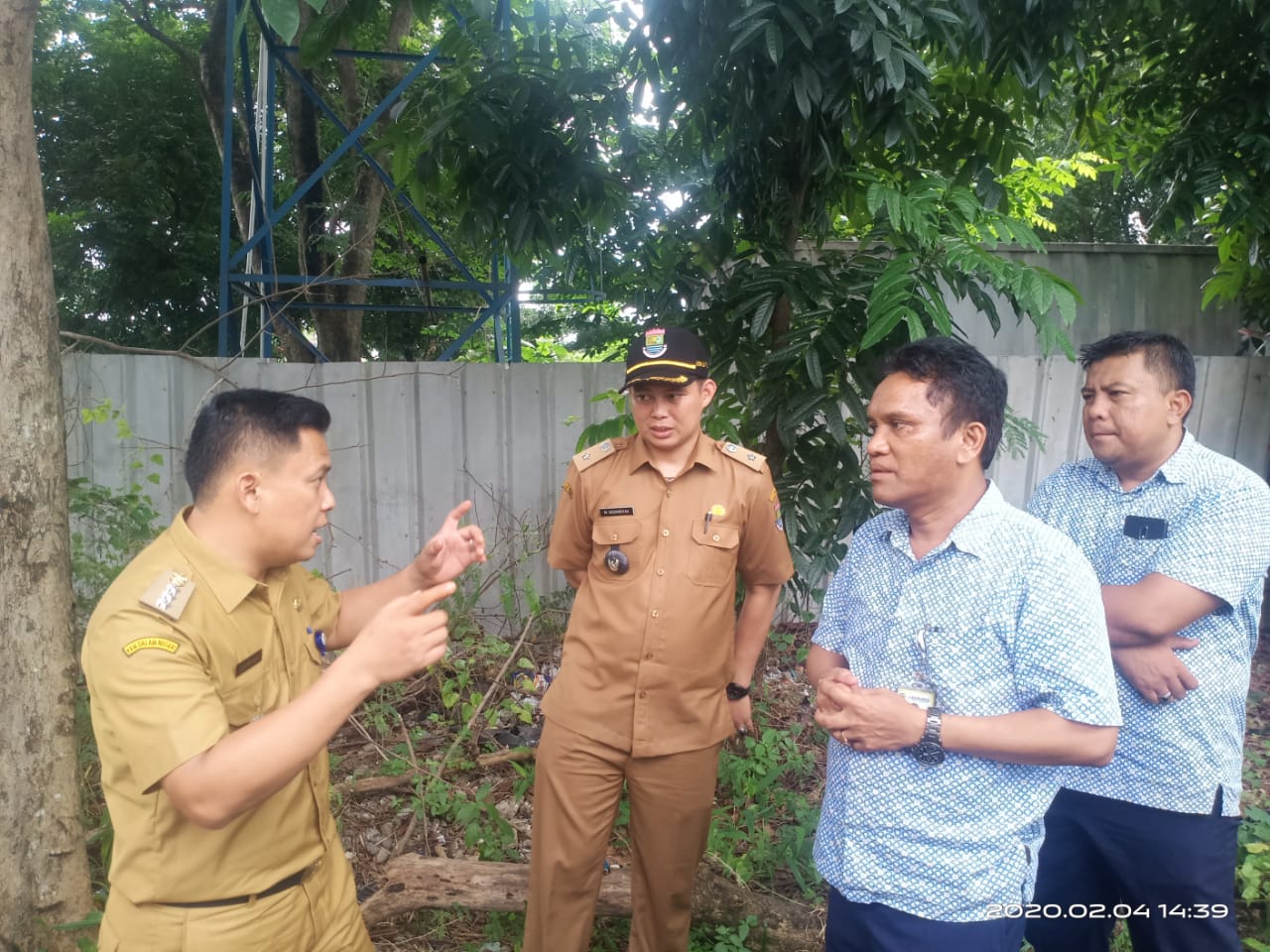 Camat Curug Supriyadi didampingi Kepala Desa Kadu M. Asdiansyah saat berbincang-bincang dengan perwakilan PT Jasa Marga di lokasi banjir Desa Kadu, Curug, Selasa (4/2/2020).