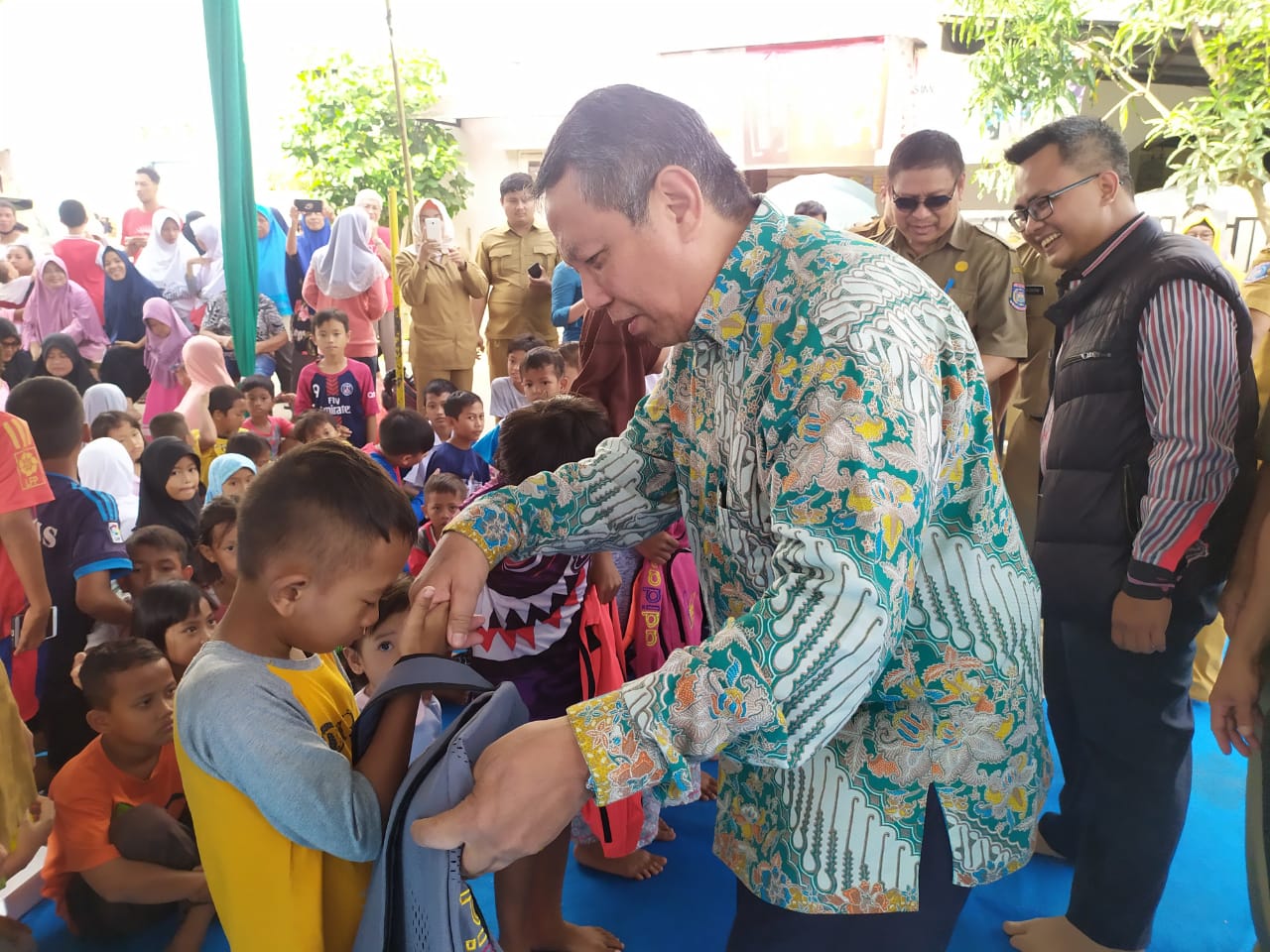 Wakil Wali Kota Tangsel Benyamin Davnie saat memberikan bantuan kepada anak-anak korban banjir di Pesona Serpong, Kademangan, Setu, Tangsel.