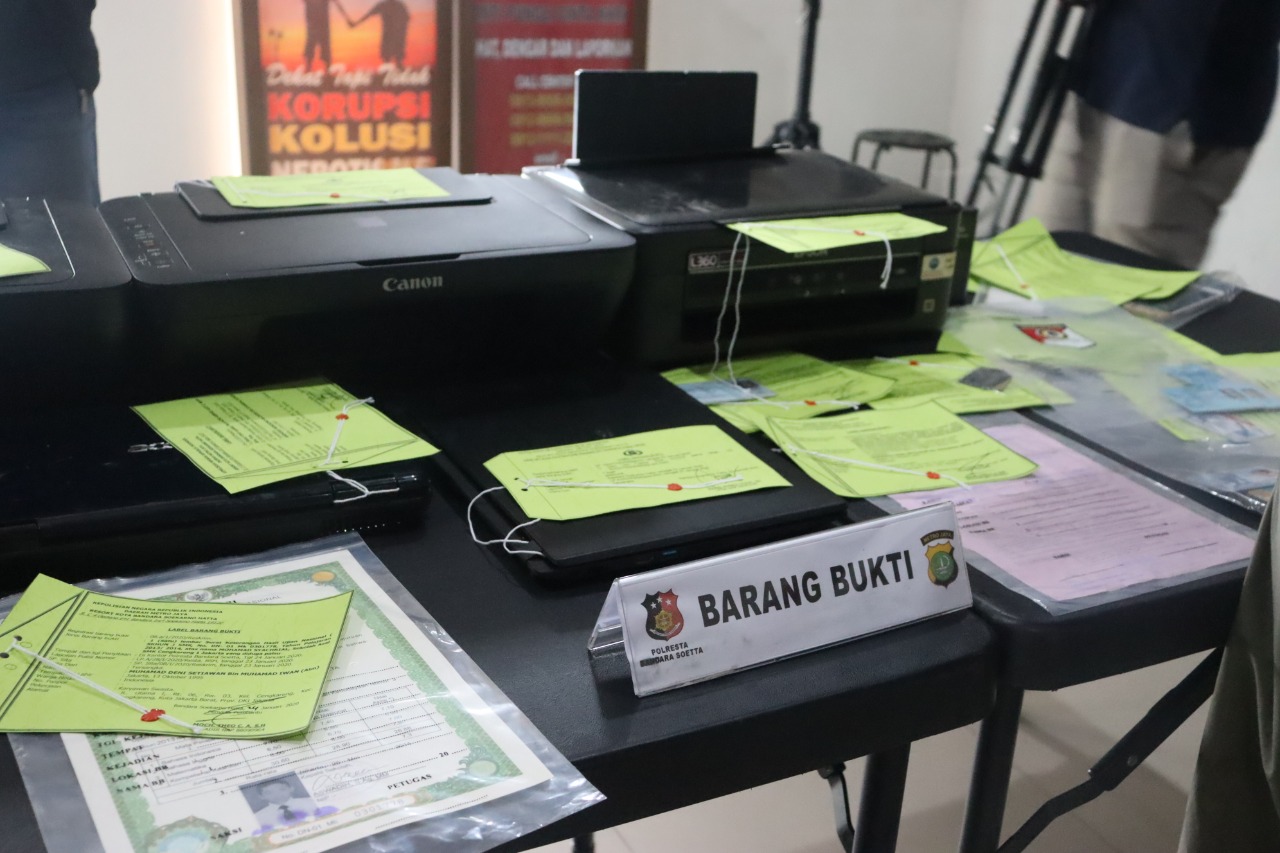 Polisi menunjukkan barang bukti kasus pembuatan dokumen kependudukan palsu dalam konferensi pers di Mapolresta Bandara Soekarno-Hatta.